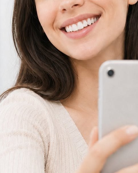 Paciente sonriendo después de su tratamiento dental